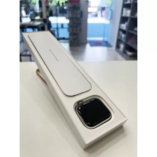 Apple Watch Series 7 45mm Cellular Ezüst rozsdamentes acél csillagfény sportszíjjal
