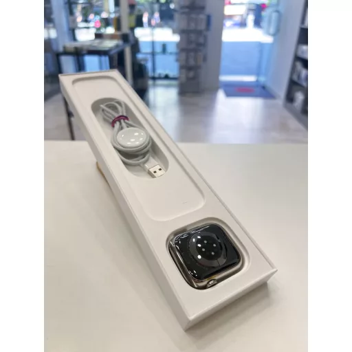 Apple Watch Series 7 45mm Cellular Ezüst rozsdamentes acél csillagfény sportszíjjal